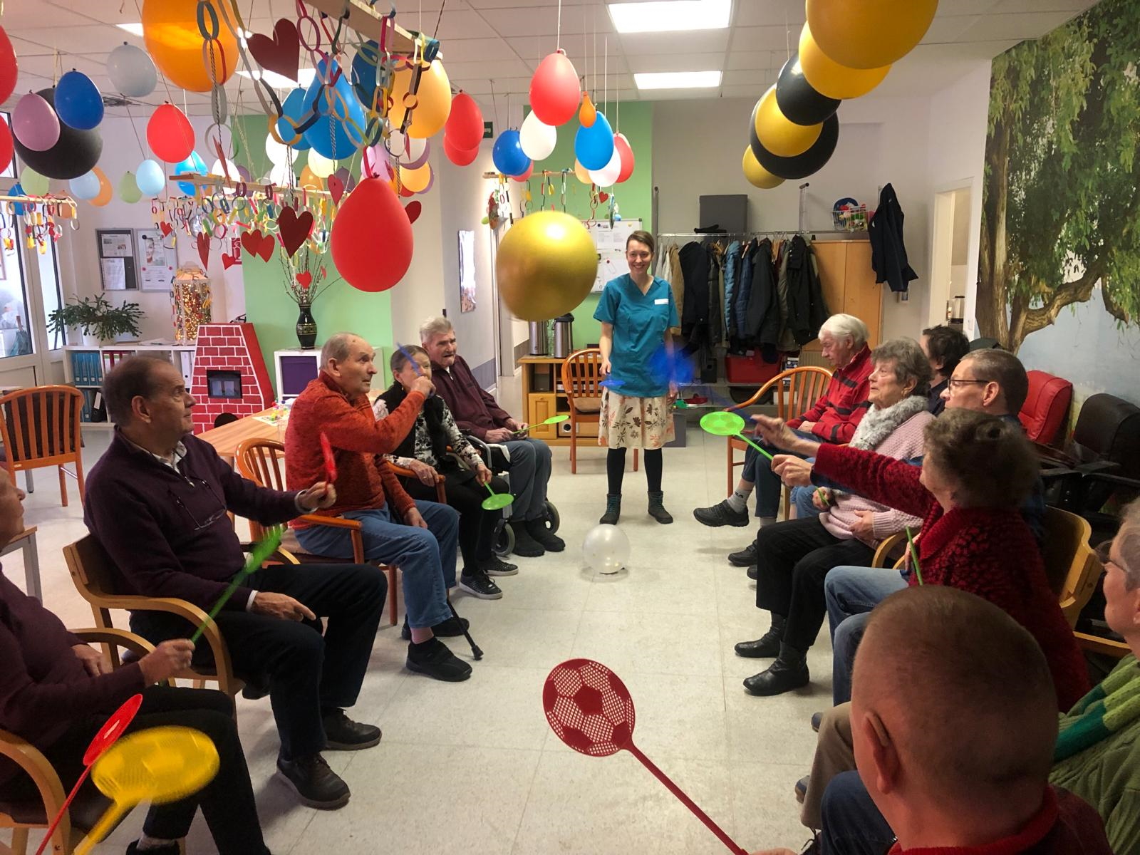 Gäste spielen ein Luftballon Spiel