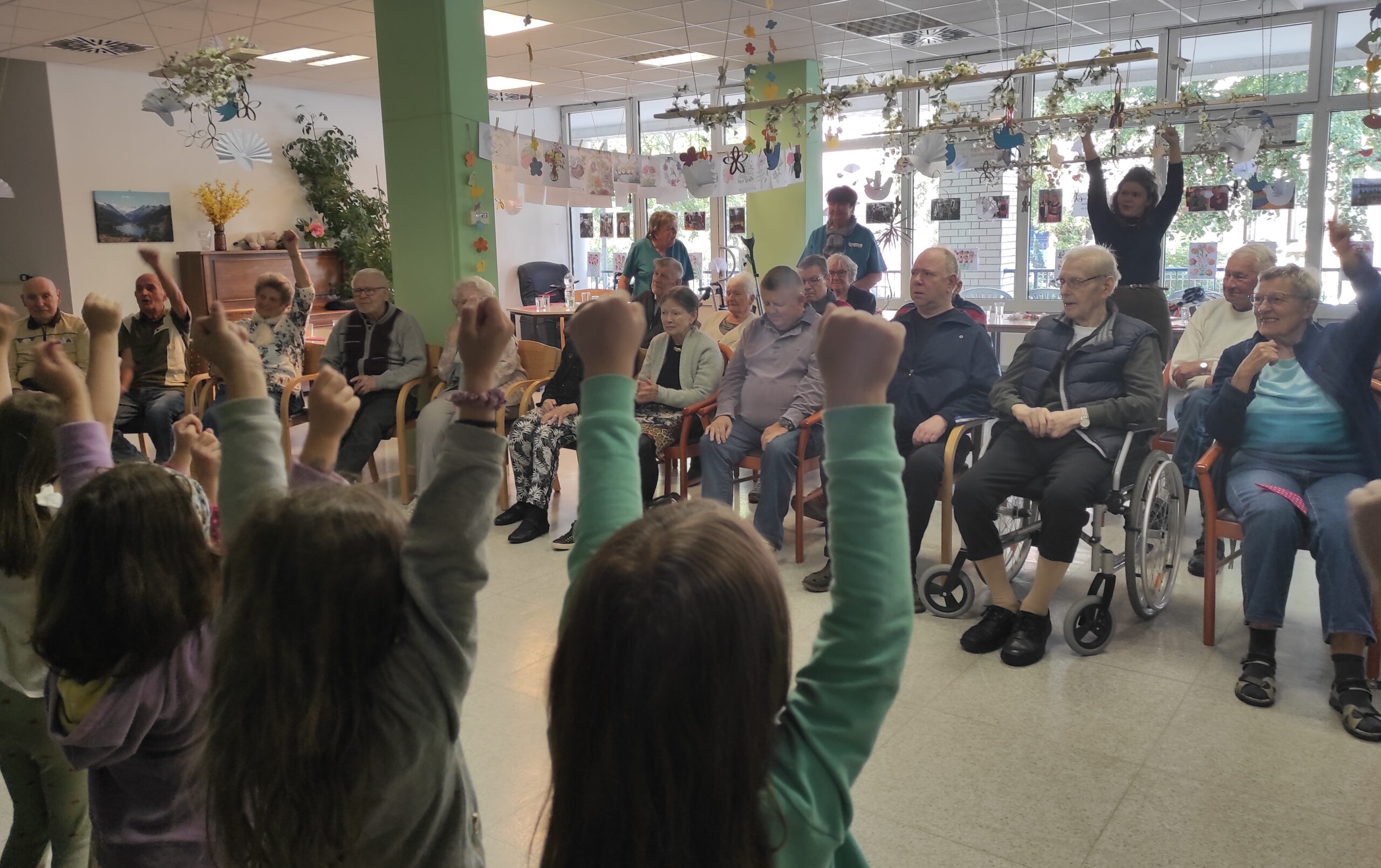 Kinder tanzen Senioren etwas vor