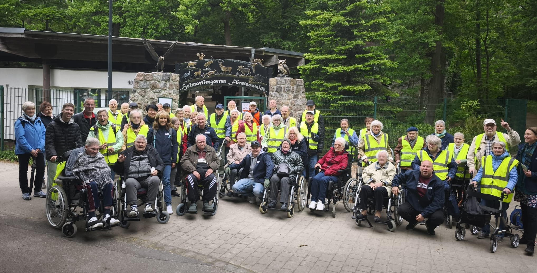 große Gruppe mit Gästen der Tagespflege vor dem Eingang des Tierpark Fürstenwalde
